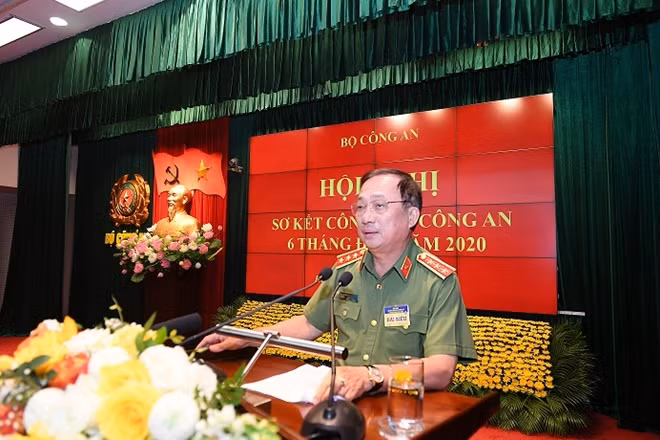 Deputy Minister Nguyen Van Thanh chairs the discussion session at the meeting.