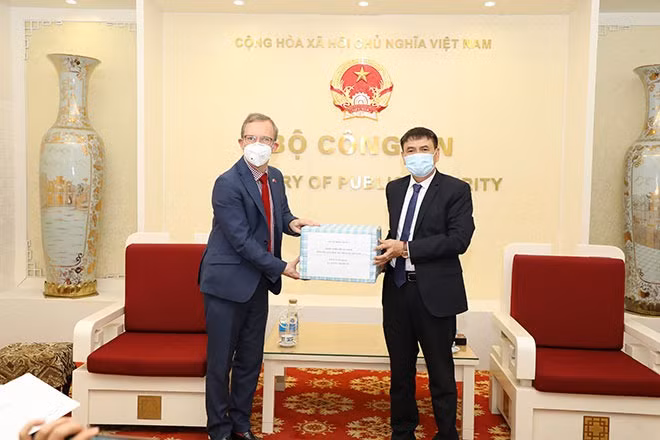 Lieutenant General Nguyen Van Thong (right), Director of the Foreign Relations Department under the MPS, and Ambassador of the UK to Vietnam Gareth Ward at an equipment presenting ceremony.
