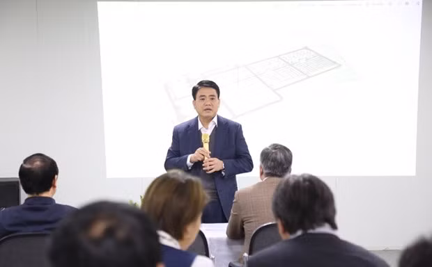 Chairman of the Hanoi People’s Committee Nguyen Duc Chung talks with the Project Management Board and contractor of Yen Xa wastewater treatment plant. (Photo: Kinhtedothi.vn)