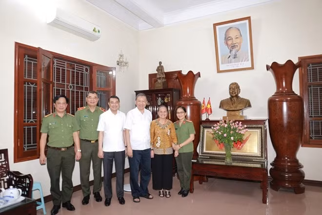 Minister To Lam and the family of the late Minister Le Minh Huong.
