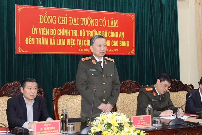 Minister To Lam speaks at the meeting with the police of Cao Bang province.