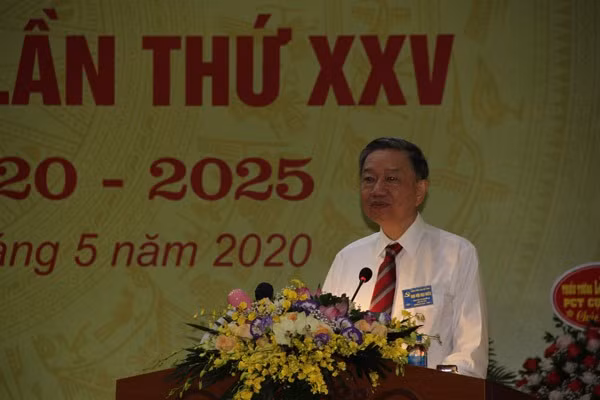 Minister To Lam speaks at the event.