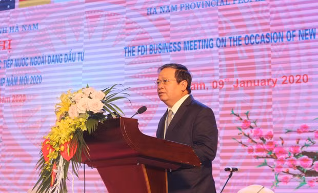Chairman of the Ha Nam provincial People’s Committee Nguyen Xuan Dong speaks at the meeting with FDI businesses on January 9 (Photo: VNA)