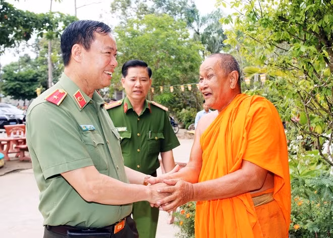 Deputy Minister Le Tan Toi extends best wishes to the Khmer people and Buddhist monks on the occasion of Chol Chnam Thmay.