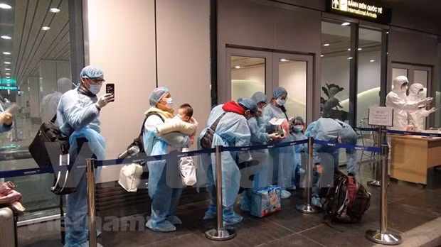 People arrive at Van Don International Airport (Quang Ninh) from Europe. (Photo: VNA)
