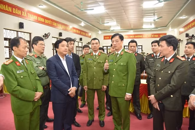 Deputy Minister Nguyen Duy Ngoc inspects issuance of chip-based ID cards in Phu Tho.