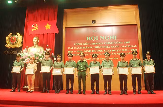 Deputy Minister Le Quy Vuong presents Certificates of Merit from the Ministry of Public Security to individuals and teams with outstanding achievements.