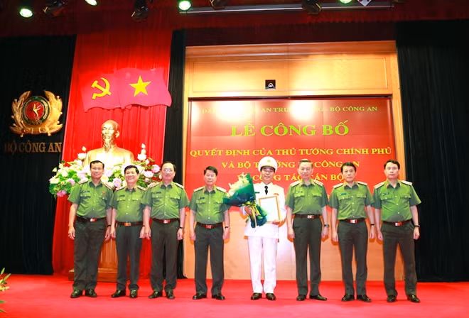 Minister To Lam and the Deputy Ministers of Public Security.