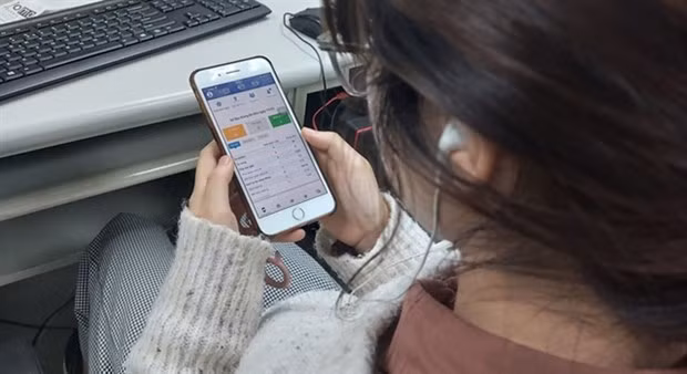 A smartphone user checks the new app Hanoi SmartCity (Photo:VNA)