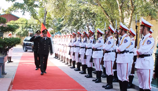 Minister To Lam inspects the Guard of Honor Squad of the Cao Bang provincial police.