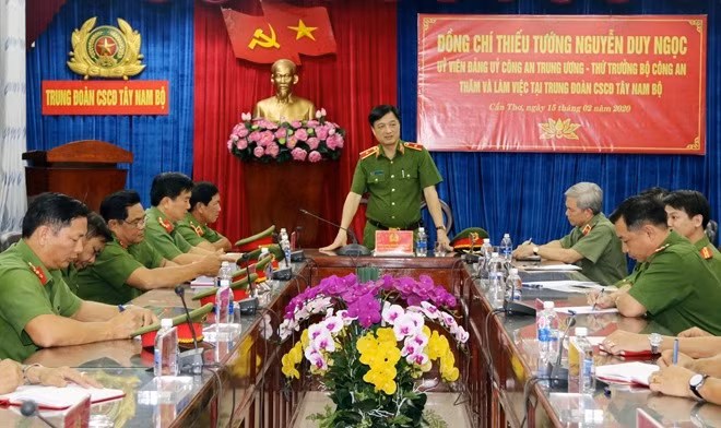Deputy Minister Nguyen Duy Ngoc works with the Mobile Police Regiment.
