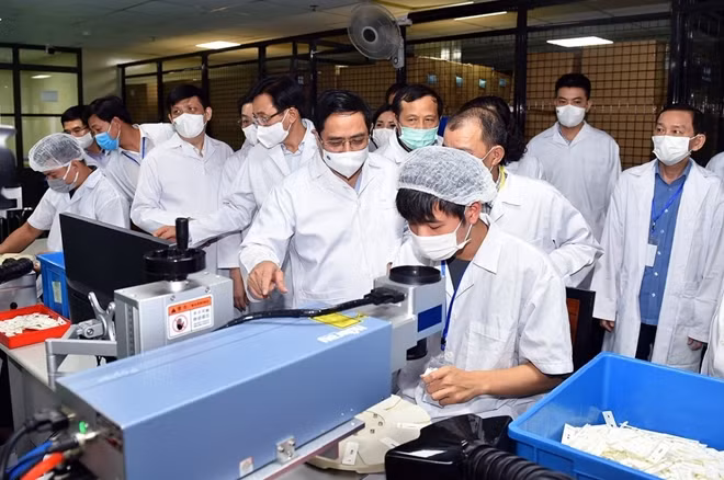 Prime Minister Pham Minh Chinh visits Medicon Company specializing in test kit production. (Photo: VGP)