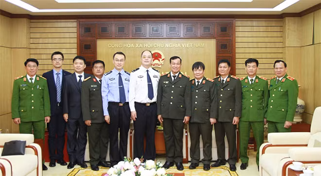 Deputy Minister Le Tan Toi, Mr. Zhao Wanping, Mr.Wang Ben and other delegates.