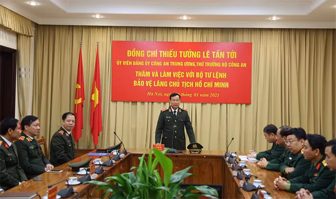 Deputy Minister Le Tan Toi speaks at the meeting.