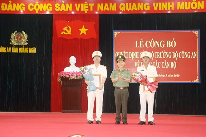 Deputy Minister Nguyen Van Son and the two newly promoted police chiefs.