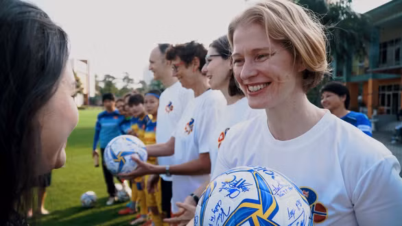 Foreign ambassadors extend Tet greetings in a video featuring the national women's football team (Photo: VNA)