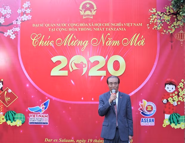 Ambassador Nguyen Kim Doanh speaks at the meeting.(Photo: VNA)