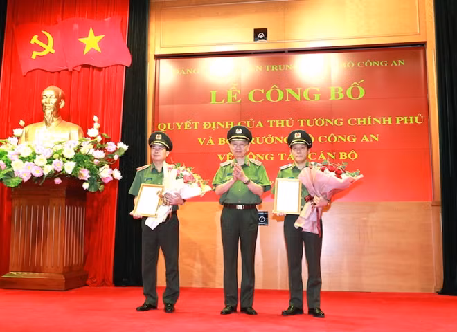 Minister To Lam presented decisions on judicial title promotion to Deputy Minister Luong Tam Quang and Deputy Minister Le Quoc Hung.