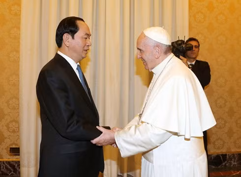 Pope Francis (R) welcomes President Tran Dai Quang