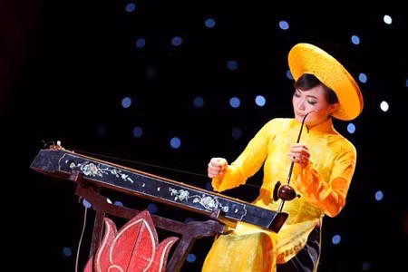 Dan bau is a unique instrument which represents Vietnamese people’s language and soul. (Photo: baomoi.vn)