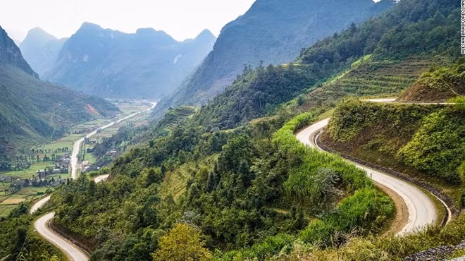 Dong Van Road: The twisting pavement between Ha Giang and Dong Van along the Chinese border is an attractive way for a trip by motorbike.