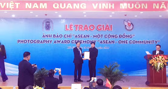 Mr. Thuan Huu, Chairman of the Vietnam Journalists’ Association presenting the 1st prize to “The water festival in Nong Khai province” by Mongkolchai PanyaTrakul – Thailand