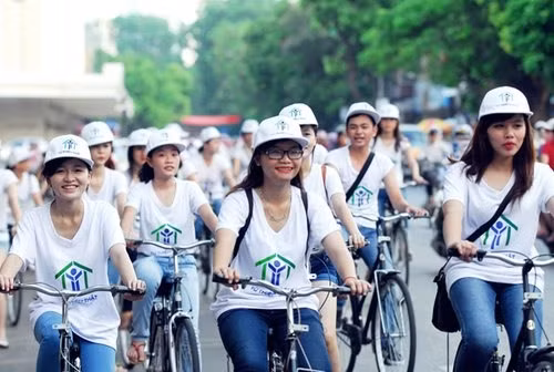 More incentives are required to encourage citizens to use bicycles instead of motorbikes, Khuat Viet Hung, vice chairman of the National Traffic Safety Committee, said. — Photo: ydayvietnam.org