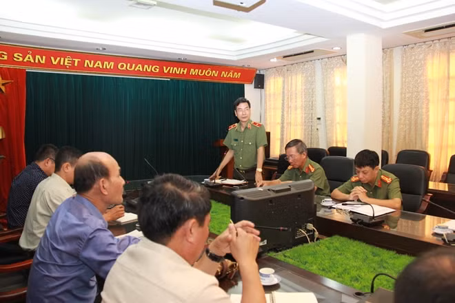 Major General Pham Van Mien addresses at the reception