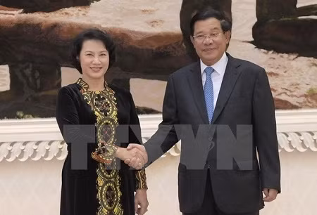 National Assembly Chairwoman Nguyen Thi Kim Ngan (L) and Cambodian Prime Minister Samdech Hun Sen