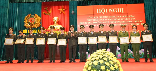 Minister To Lam presenting certificates of merit to individuals and organizations