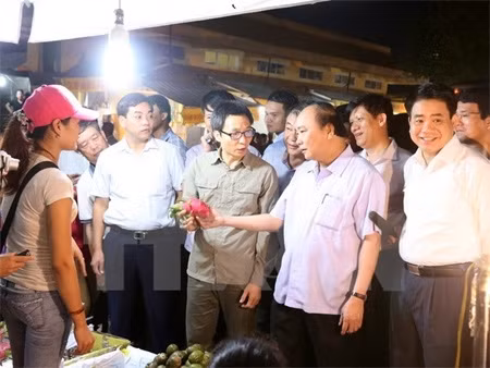 PM Nguyen Xuan Phuc (front, 2nd from R) examining food safety in Long Bien market