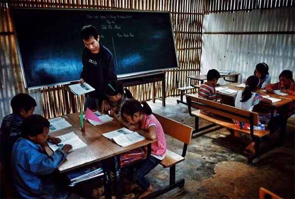 A class in Bat Xat District of the northern mountainous province of Lao Cai. Viet Nam has made strides to boost illiteracy eradication. - VNS Photo Viet Thanh