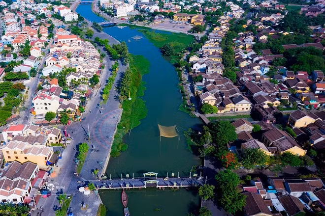 An Hoi Bridge, which links Bach Dang and Nguyen Phuc Chu Streets. Fishing nets are perfectly captured in the frame An Hoi Bridge, which links Bach Dang and Nguyen Phuc Chu Streets. Fishing nets are perfectly captured in the frame