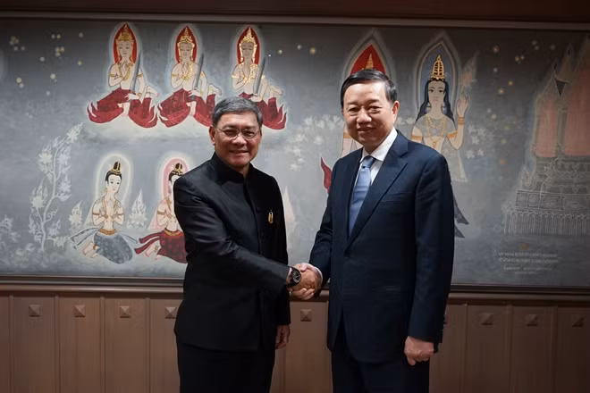 Senior Lieutenant General To Lam (R) and General Secretary of the Thai National Security Council Thawip Netnivom (L)