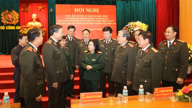 Minister To Lam and participants