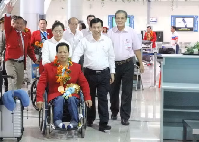 Vietnam Minister of Culture, Sports and Tourism Nguyen Ngoc Thien (second right) at the airport. Photo: Tuoi Tre