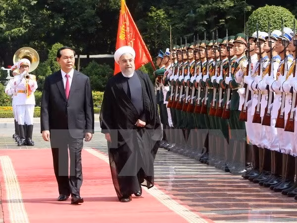 President Tran Dai Quang (left) and his Iranian counterpart Hassan Rouhani inspect the guard of honour at the welcome ceremony (Source: VNA)