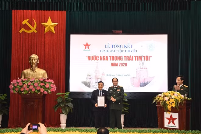 Lieutenent General Le Phuc Nguyen, former Editor-in-Chief of the Quan doi Nhan dan newspaper and a former student in Russia, has won the first prize in a writing contest about Russia.
