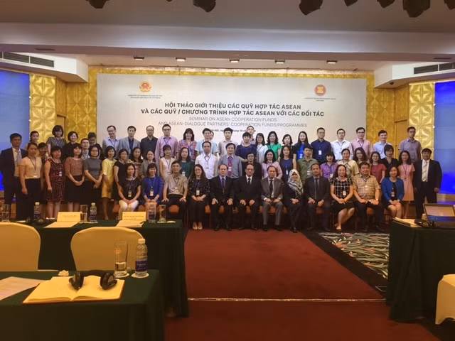 Representatives took photo at the conference.