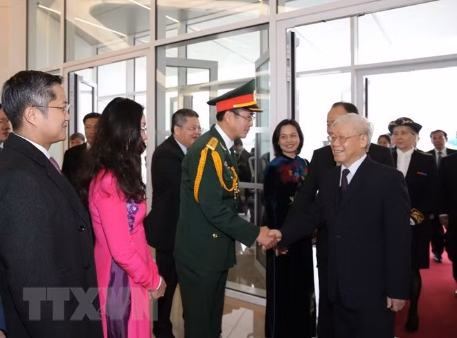 General Secretary of the CPV Central Committee Nguyen Phu Trong welcomed by Vietnamese embassy staff and representatives from the Vietnamese community at the Orly airport in Paris (Source: VNA)