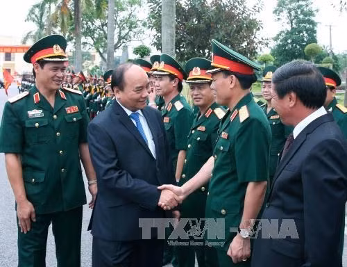 Prime Minister Nguyen Xuan Phuc visits Military Zone 3. Photo: VN Prime Minister Nguyen Xuan Phuc visits Military Zone 3. Photo: VN