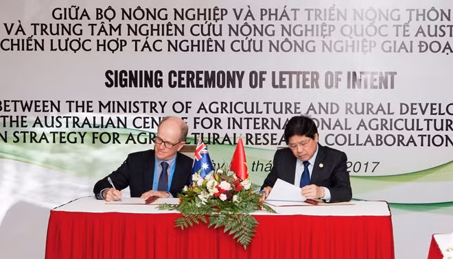 H.E Mr. Le Quoc Doanh – MARD (right) and Dr. Peter Horne – ACIAR (left) signing the Letter of Intent