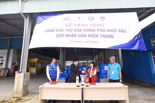 Director of Consular Office of Japan in Da Nang handed-over the JDR goods to representatives of Viet Nam Disaster Management Authority.