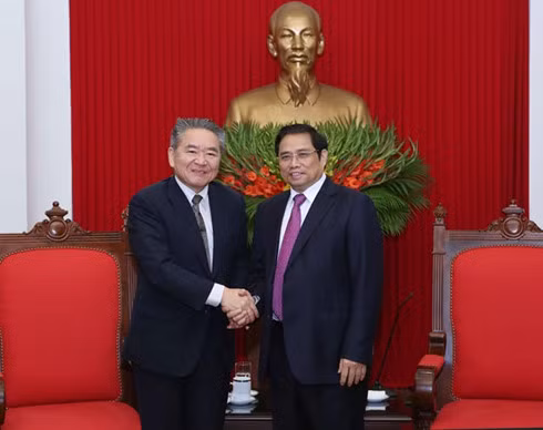 Pham Minh Chinh (R), Chairman of the CPV Central Committee’s Organisation Commission, meets with JCP Vice Chairman Ogata Yasuo on Feb 22.