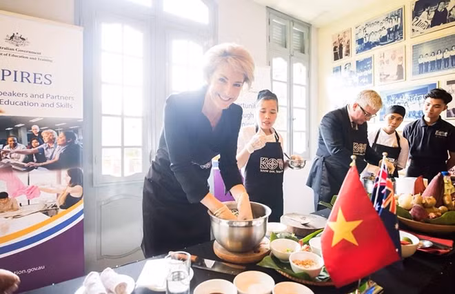 Minister Cash and Australian Ambassador H.E. Craig Chittick learned how to make Papaya salad and Fresh Spring rolls with the aid of KOTO’s culinary trainers.
