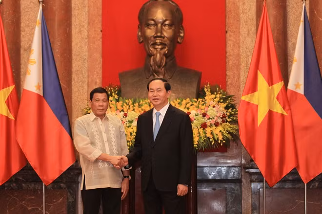State President Tran Dai Quang shakes hands with Philippine President Rodrigo Roa Duterte at the Presidential Palace. Photo: Tran Ngoc