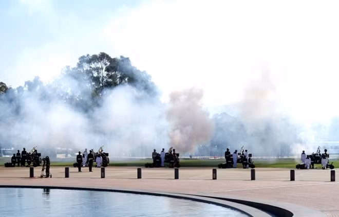 Australian PM Malcolm Turnbull hosts the welcome ceremony with a 19-gun salute for Prime Minister Nguyen Xuan Phuc and his delegation.