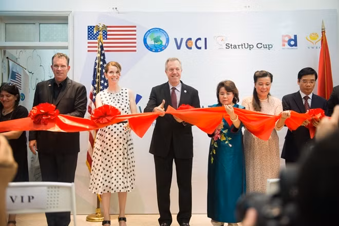U.S. Ambassador Ted Osius, along with WECREATE Executive Director Nguyen Thi Tuyet Minh, VCCI Vice President Doan Duy Khuong, Vietnam Women’s Union Vice President Tran Thi Tuyet inaugurate the WECREATE “Women’s Entrepreneurial Center” in Hanoi