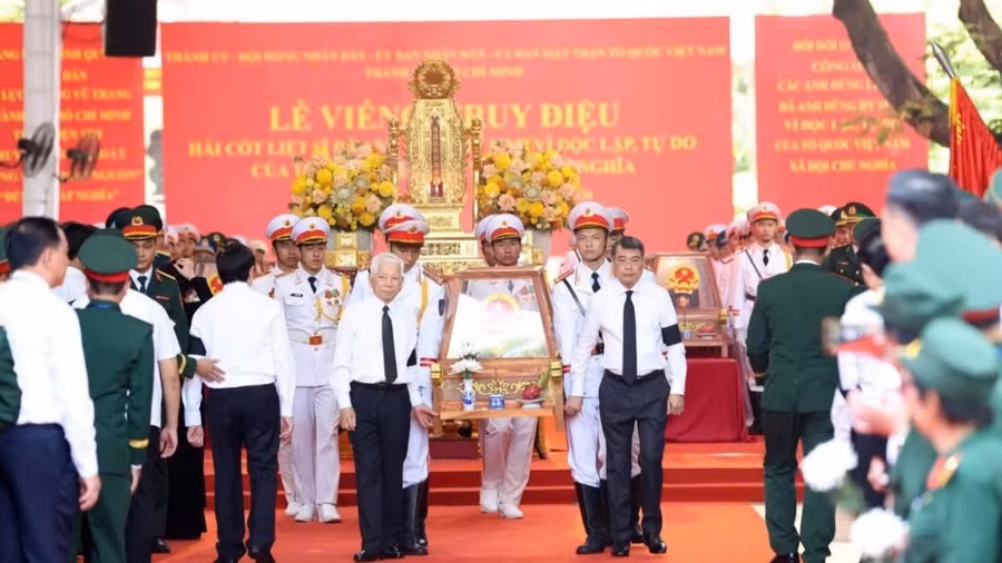 Vietnamese leaders and residents pay tribute to fallen soldiers in HCM City