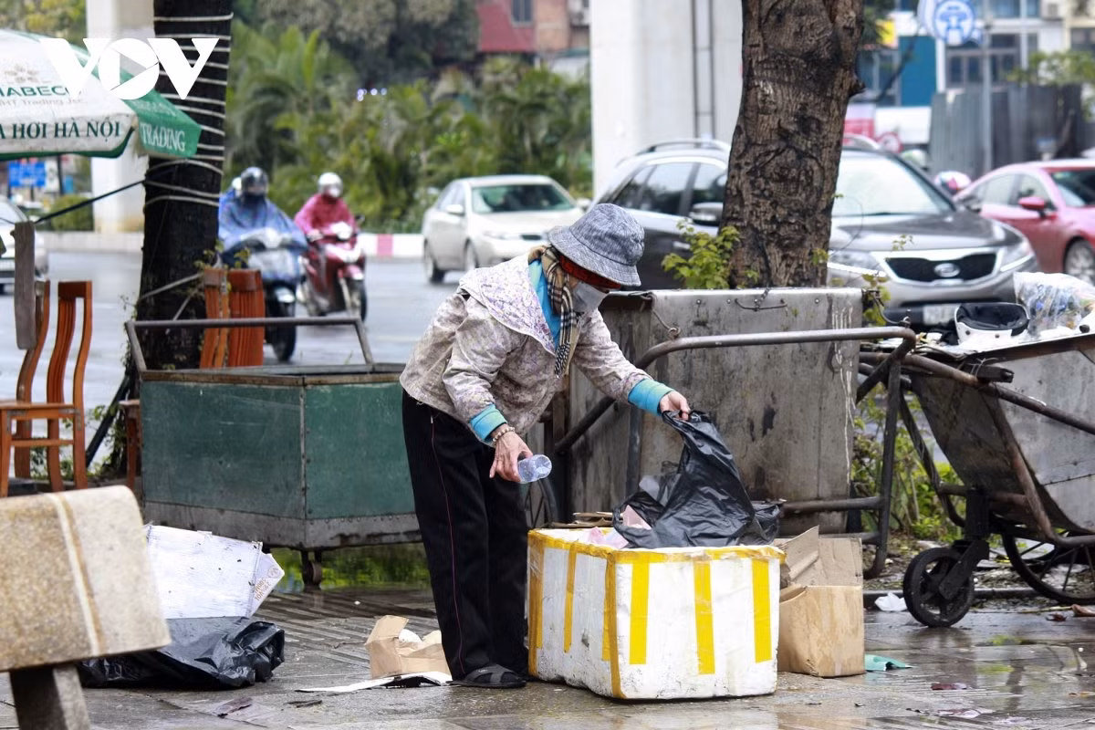 During these chilly days, a garbage collector has no choice but to bundle herself up and head outside in order to make a living.